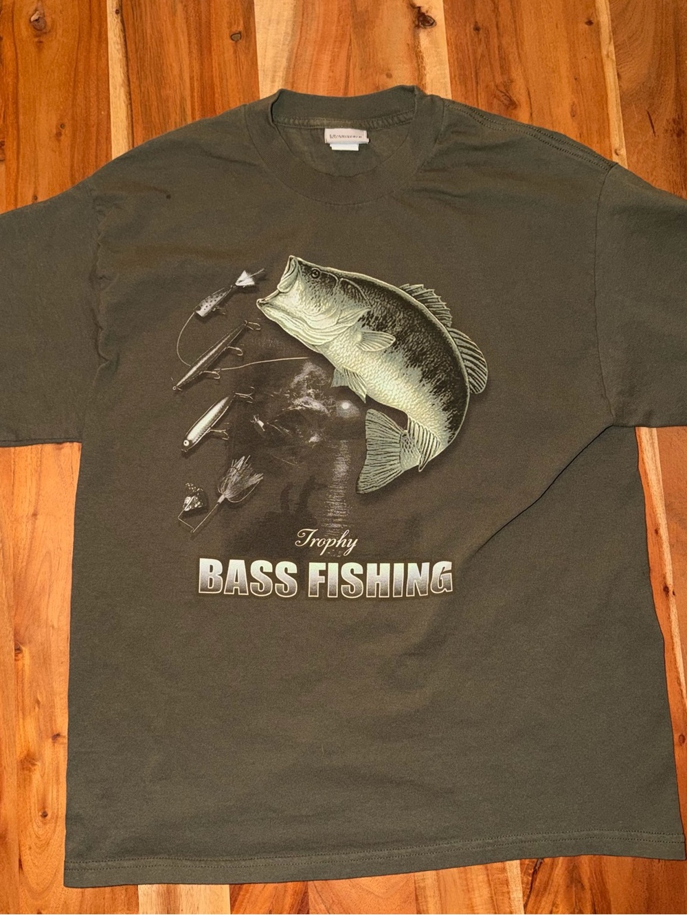 Men’s Large National Heritage Trophy Bass Fishing T-Shirt - Olive Green. #017